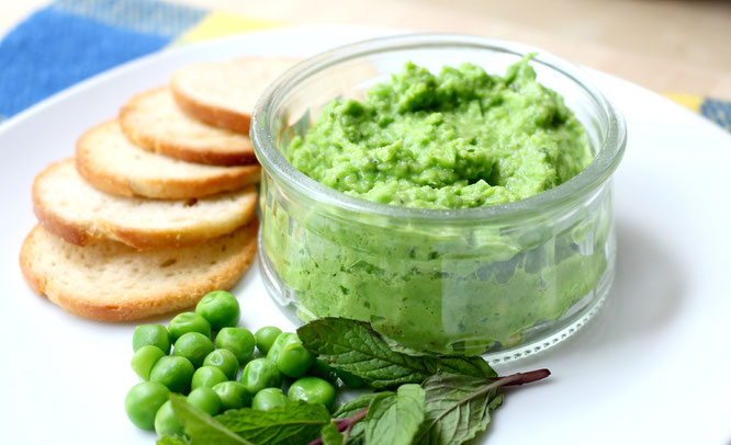 Easy fresh mint pesto recipe with just five ingredients.  Perfect as a snack, spread for sandwiches and wraps, veggie dip, or flavorul addition to pasta.   Vegan and gluten free!  - www.homemadenutrition.com