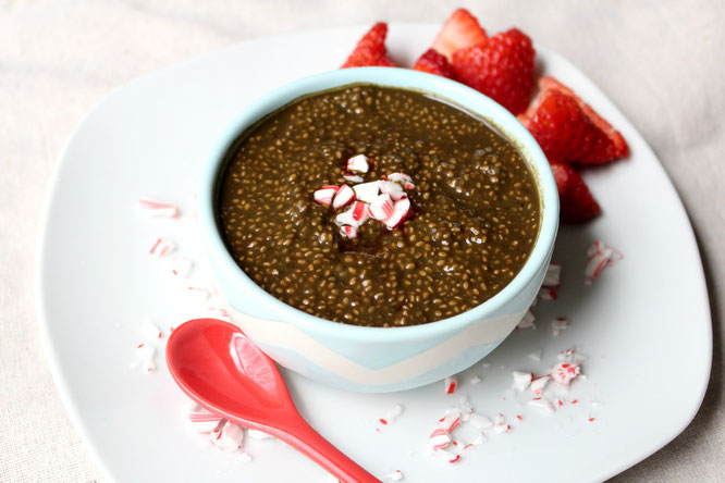 Easy chocolate peppermint mocha chia pudding with supergreens! - by homemade nutrition - www.homemadenutrition.com