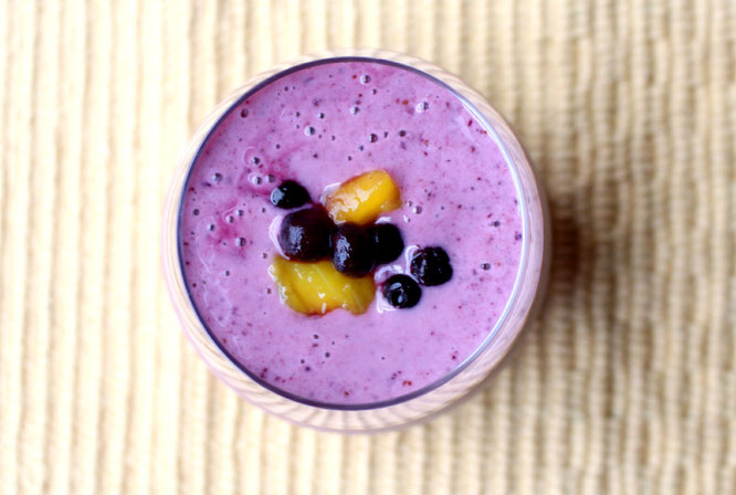 Super refreshing blueberry mango smoothie is perfect for a quick breakfast or mid-afternoon snack! - by homemade nutrition - www.homemadenutrition.com