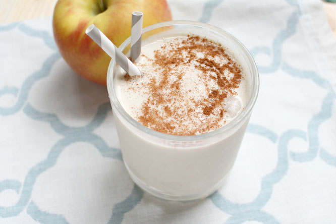 Apple pie for breakfast?  You bet!  This apple pie breakfast smoothie tastes like a treat, but it's healthy and ready in under 5 minutes!