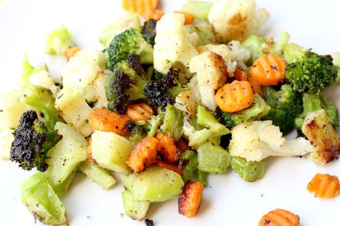 This is probably the easiest roasted vegetable recipe you'll ever make.  It's perfect for a busy weeknight and tastes amazing! - www.homemadenutrition.com