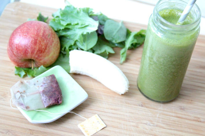 homemade energizing green smoothie!  Dor a natural boost of energy to get you through the day!  by homemade nutrition - www.homemadenutrition.com - @AmberKetchumRD