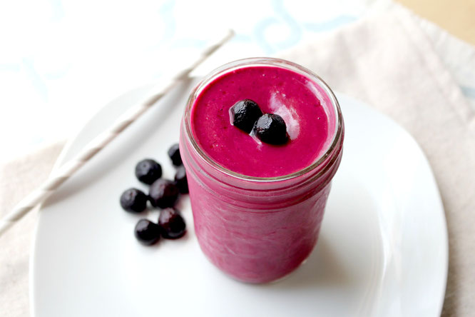 This blueberry beet smoothie is creamy, healthy, and beautiful! It also holds really well in the fridge so you can make it ahead! - www.homemadenutrition.com