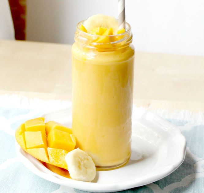 This mango banana smoothie is so creamy, mild, and sweet!  It also holds really well in the fridge so you can make it the night before! - www.homemadenutrition.com