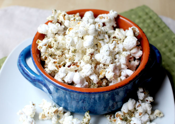 Homemade sour cream and onion mix makes the perfect healthy seasoning for popcorn! - www.homemadenutrition.com