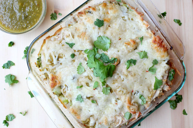 This green enchilada casserole is really quick to prepare and can easily be made gluten free by using corn tortillas! - www.homemadenutrition.com