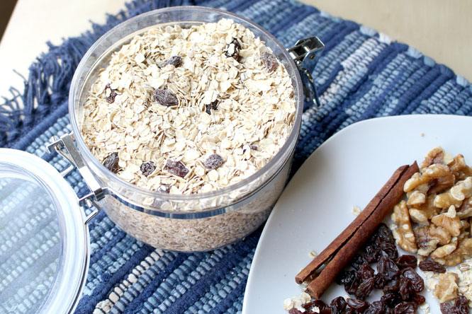 Making homemade instant oatmeal mix is really simple and easy to customize for your family's taste buds!  This recipe for cinnamon-raisin oatmeal mix with walnuts is so good!  - www.homemadenutrition.com