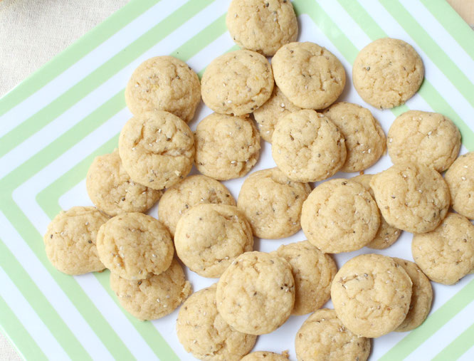 These mini lemon-almond chia cookies have a soft texture and beautiful flavor profile.  They're perfect to enjoy with a cup of hot tea, and have an easy variation to make them vegan! - www.homemadenutrition.com