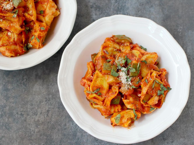 This one-skillet vegetarian ravioli with easy roasted red pepper sauce is the perfect dinner in a rush.  Simple, filling, and full of flavor! - www.homemadenutrition.com