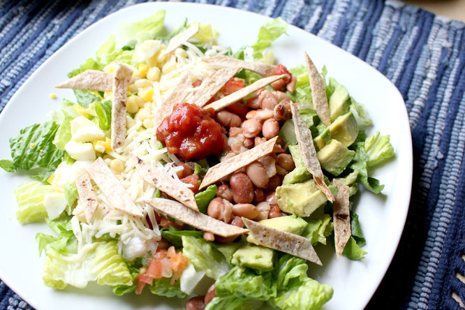 Beautiful vegetarian southwestern salad!  Perfect for a quick, energizing entree that's packed with flavor! - www.homemadenutrition.com