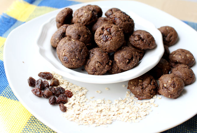 Mini vegan chocolate oatmeal cookie bites are such a great sweet treat!  Plus they are adorable.  :)  - www.homemadenutrition.com