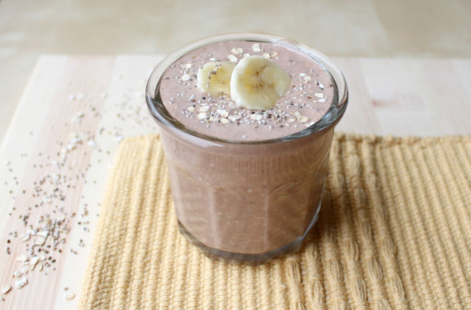 Healthy overnight oats with chocolate, banana, and chia seeds.  Perfect healthy breakfast on the go! - by homemade nutrition - www.homemadenutrition.com