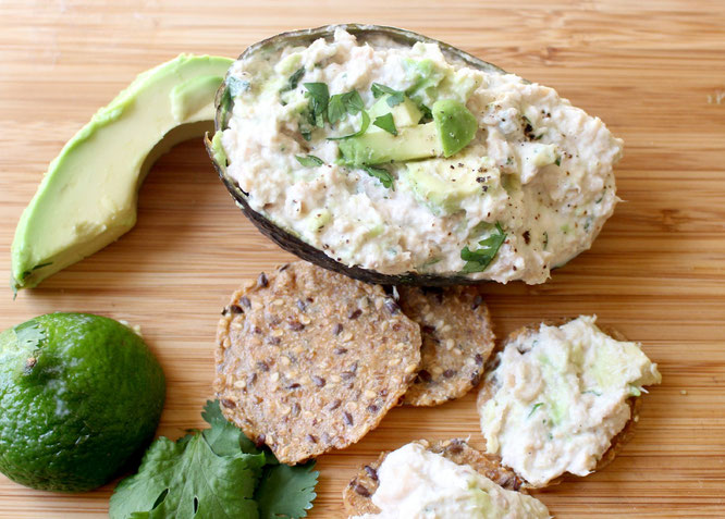 5 minute no-mayo salmon salad with Avocado, cilantro, and lime juice - so much flavor and so much nutritin! - by homemade nutrition - www.homemadenutrition.com