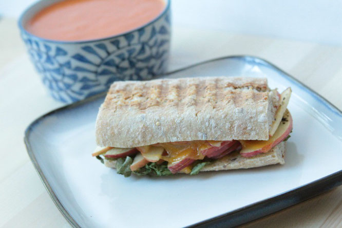 10 minute apple cheddar panini with craked black pepper and spinach. perfect homemade meal! by homemade nutrition - www.homemadenutrition.com