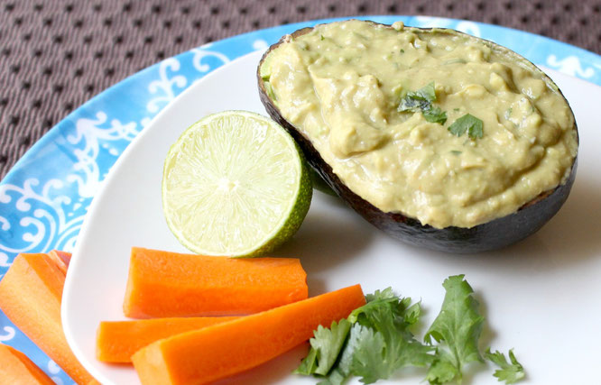 Quick and simple guacamole!  Just six ingredients and five minutes for this delicious treat! - www.homemadenutrition.com