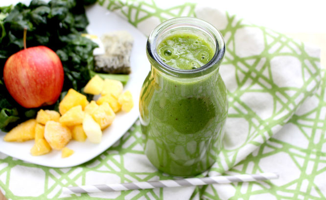 Easy super healthy green tea smoothie with mango, kale, and apple! - www.homemadenutrition.com