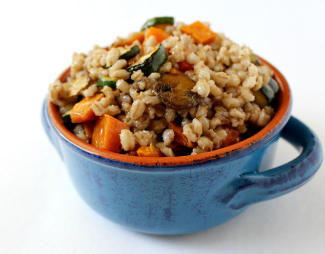 Whole grain barley salad with roated vegetables - such a hearty vegetarian dish! by homemade nutrition - www.homemadenutrition.com