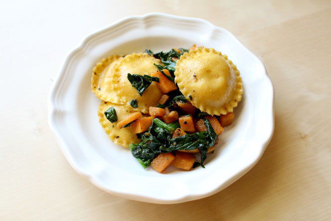 20 minute ravioli with sauteed sweet potatoes and spinach - amazing, flavorful vegetarian meal! - by homemade nutrition - www.homemadenutrition.com