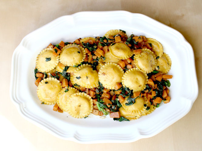 Simple, super flavorful 20 minute vegetarian meal idea! Ravioli with garlicky sauteed sweet potatoes and spinach! - by homemade nutrition - www.homemadenutrition.com