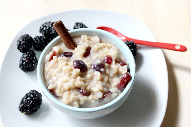 This five-ingredient overnight brown rice pudding is vegan, gluten free, and a healthy breakfast that tastes like dessert! #recipe #breakfast #brownrice #homemadenutrition