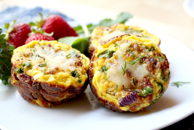 Delicious southwestern mini frittatas are so easy to make and are also vegetarian!  www.homemadenutrition.com