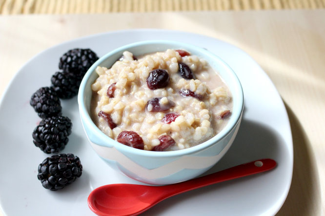 This five-ingredient overnight brown rice pudding is vegan, gluten free, and a healthy breakfast that tastes like dessert! #recipe #breakfast #brownrice #homemadenutrition