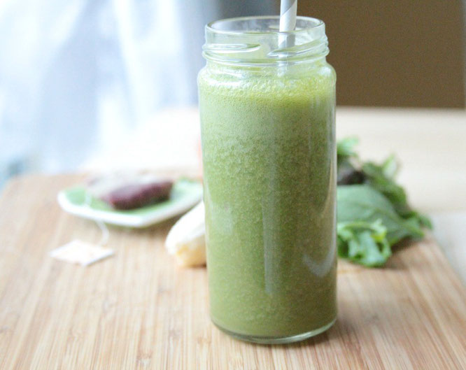 homemade green smoothie with peach teach, apple, and banana! by homemade nutrition - www.homemadenutrition.com @AmberKetchumRD