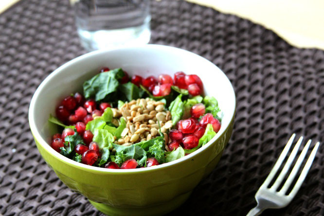 kale salad with pomegranate and sunflower seeds - by homemade nutrition - www.homemadenutrition.com