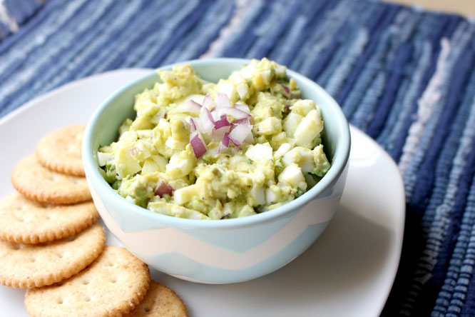 Easy avocado egg salad with cilantro and red onion - just four ingredients to this healthy, cheap meal or snack! www.homemadenutrition.com