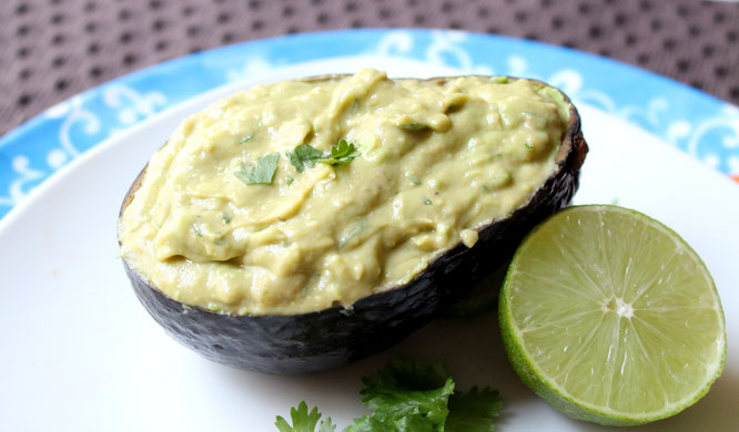 Super easy guacamole recipe! Quick, healthy, and full of flavor! - www.homemadenutrition.com