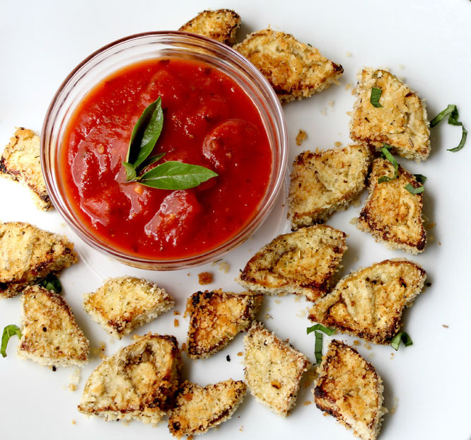 These easy baked eggplant bites are perfect. They're tender on the inside, crispy on the outside, and have only 5 ingredients. Tasty way to eat your veggies! - www.homemadenutrition.com