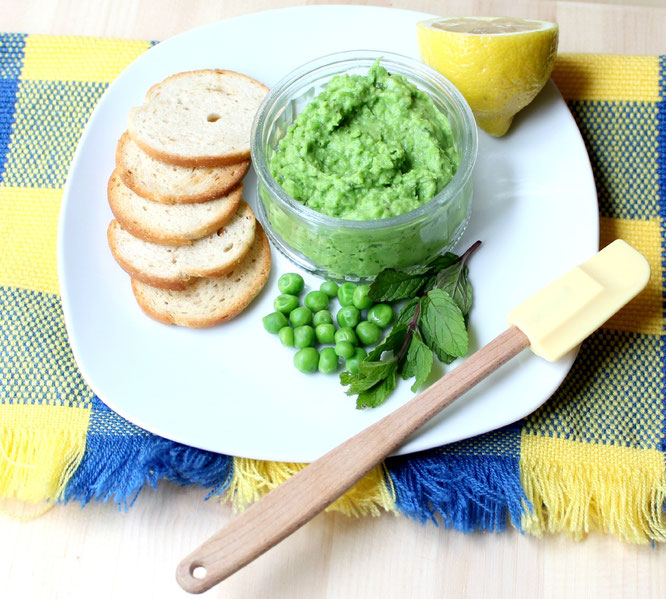 Easy fresh mint pesto recipe with just five ingredients. Perfect as a snack, spread for sandwiches and wraps, veggie dip, or flavorul addition to pasta. Vegan and gluten free! - www.homemadenutrition.com