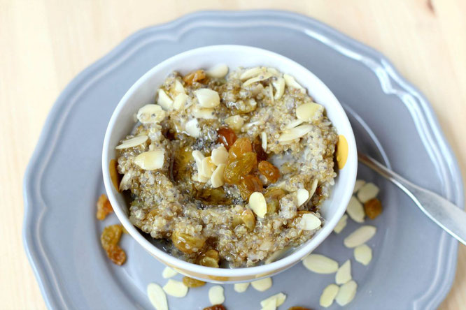 This make-ahead overnight quinoa with golden raisins, almonds, and chia seeds is the perfect filling and satisfying breakfast!