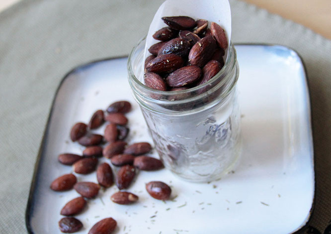 oven roasted almonds - great healthy salty, savory snack! By homemade nutrition - www.homemadenutrition.com