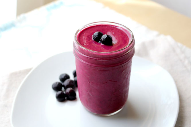 This blueberry beet smoothie is creamy, healthy, and beautiful! It also holds really well in the fridge so you can make it ahead! - www.homemadenutrition.com