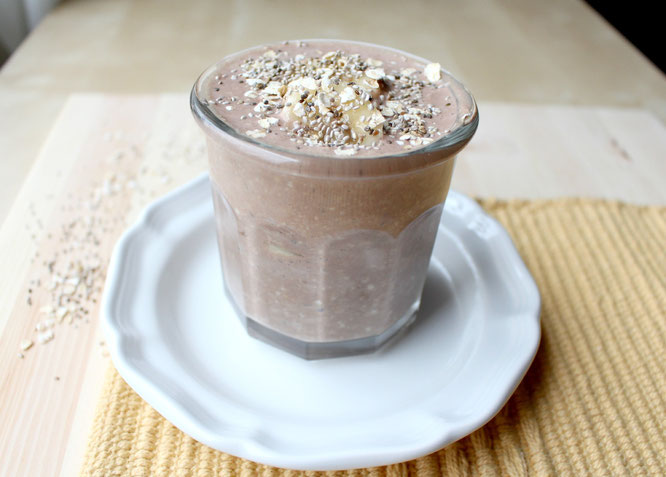 Overnight chocolate banana chia oats!  These simple heatlhy ingredients make for the perfect protein-packed breakfast! - by homemadenutrition - www.homemadenutrition.com