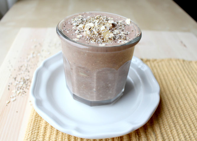 Overnight chocolate banana chia oats!  These simple heatlhy ingredients make for the perfect protein-packed breakfast! - by homemadenutrition - www.homemadenutrition.com