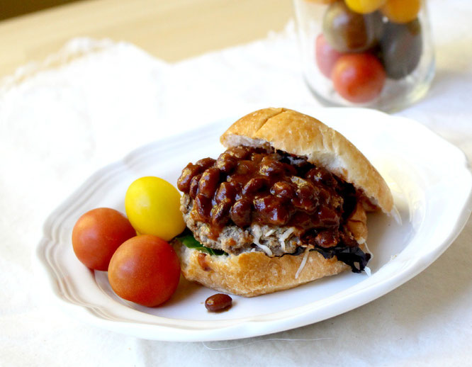 healthy mini chili cheeseburgers are the perfect compromise between "regular" chili and burgers for game day! -  by homemade nutrition - www.homemadenutrition.com