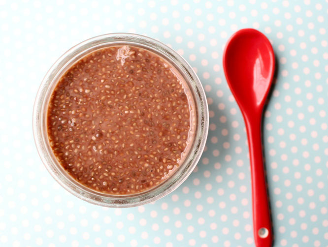 Easy chocolate pudding made with just chia seeds as the base! Dairty free, vegan - by homemade nutrition - www.homemadenutrition.com