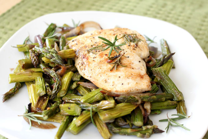 Healthy lemon herb chicken with roasted asparagus and red onion is packed with flavor! - www.homemadenutrition.com