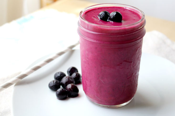 This blueberry beet smoothie is creamy, healthy, and beautiful! It also holds really well in the fridge so you can make it ahead! - www.homemadenutrition.com