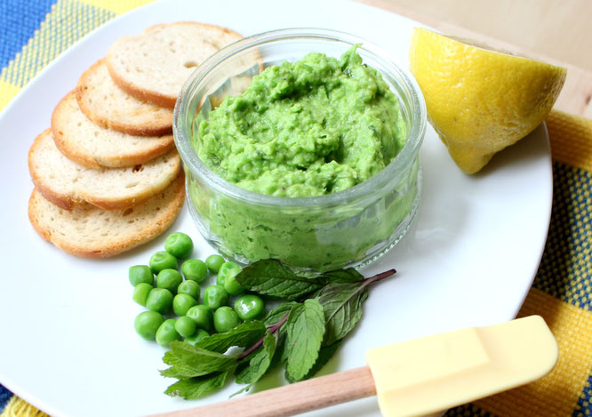 Easy fresh mint pesto recipe with just five ingredients.  Perfect as a snack, spread for sandwiches and wraps, veggie dip, or flavorul addition to pasta.   Vegan and gluten free!  - www.homemadenutrition.com
