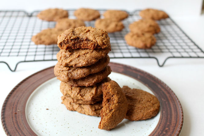 Healthy Ginger Molasses Cookies with Cardomom - so so good and lighter than regualar cookies! - by homemade nutrition - www.homemadenutrition.com