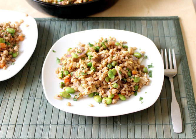 20 minutes healthy, simple barley fried rice recipe with frozen edamame, peas and carrots.  Plenty of veggies in this hearty vegetarian meal! - by homemade nutrition - www.homemadenutrition.com