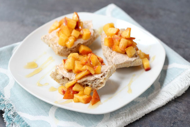 The easiest peach crostini recipe! It takes just a few ingredients and a few minutes to make this simple, light, and delicious summer dessert! - www.homemadenutrition.com