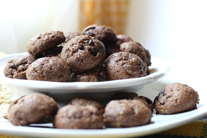 Mini vegan chocolate oatmeal cookie bites are such a great sweet treat!  Plus they are adorable.  :)  - www.homemadenutrition.com