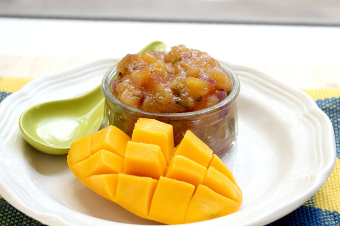 Simple mango pineapple chutney - quick and so easy to make! - www.homemadenutrition.com