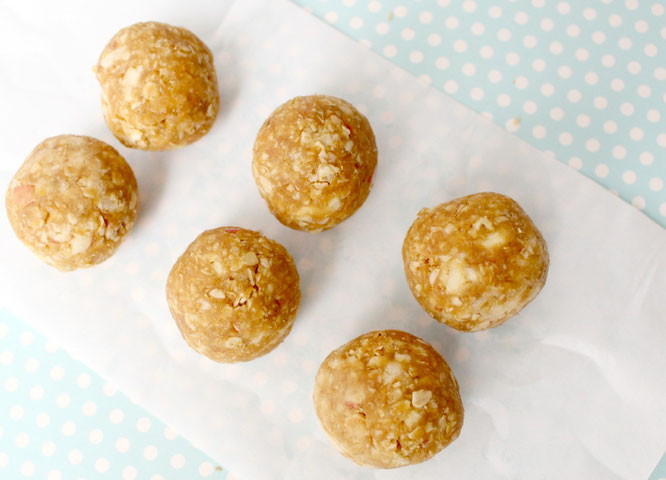 homemade apple peanut butter snack bites are the  perfect healthy snack or breakfast to boost your energy! 