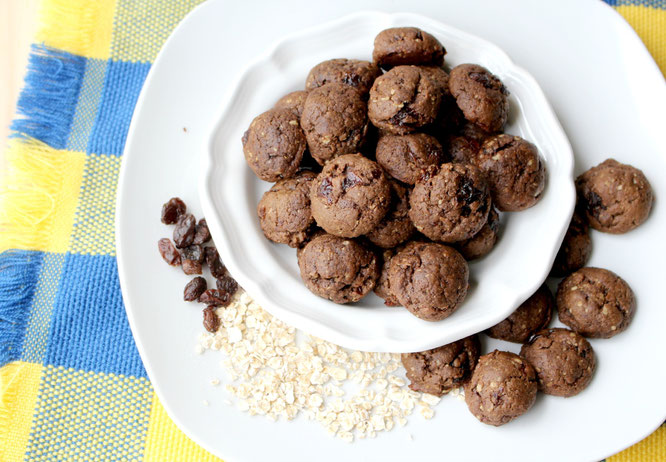 Mini vegan chocolate oatmeal cookie bites are such a great sweet treat!  Plus they are adorable.  :)  - www.homemadenutrition.com