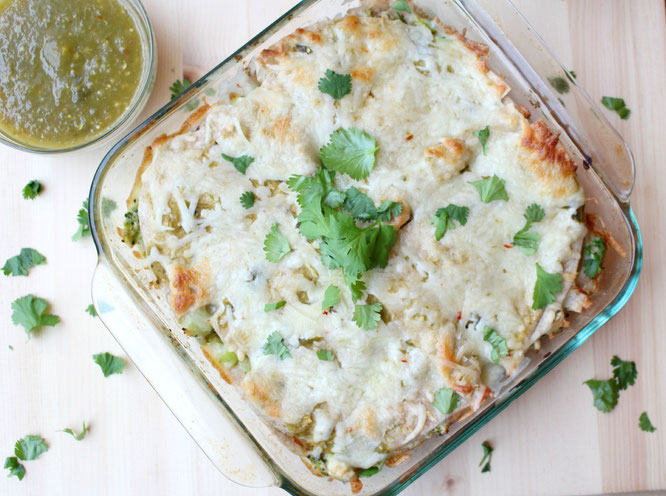 Weeknight green chicken enchilada casserole - a complete healthy and flavorful meal in about 30 minutes! www.homemadenutrition.com